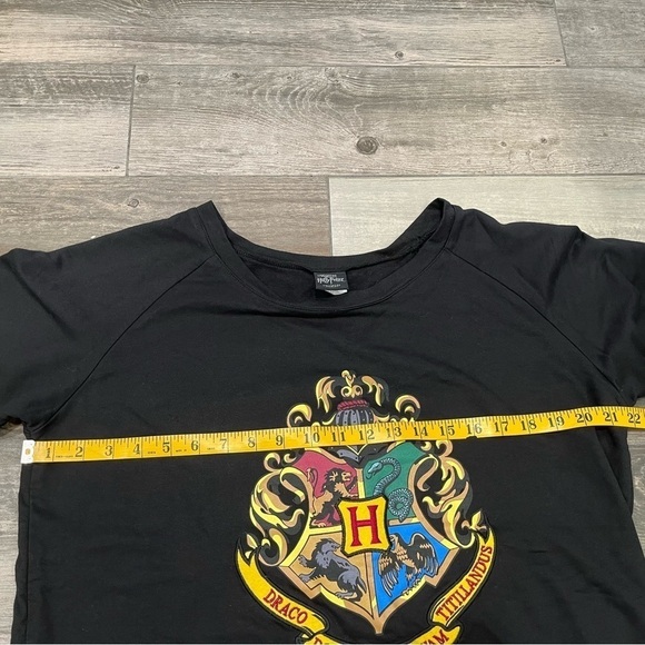 The Wizarding World of Harry Potter Hogwarts embordiery sweatshirt sz medium. - Picture 5 of 6